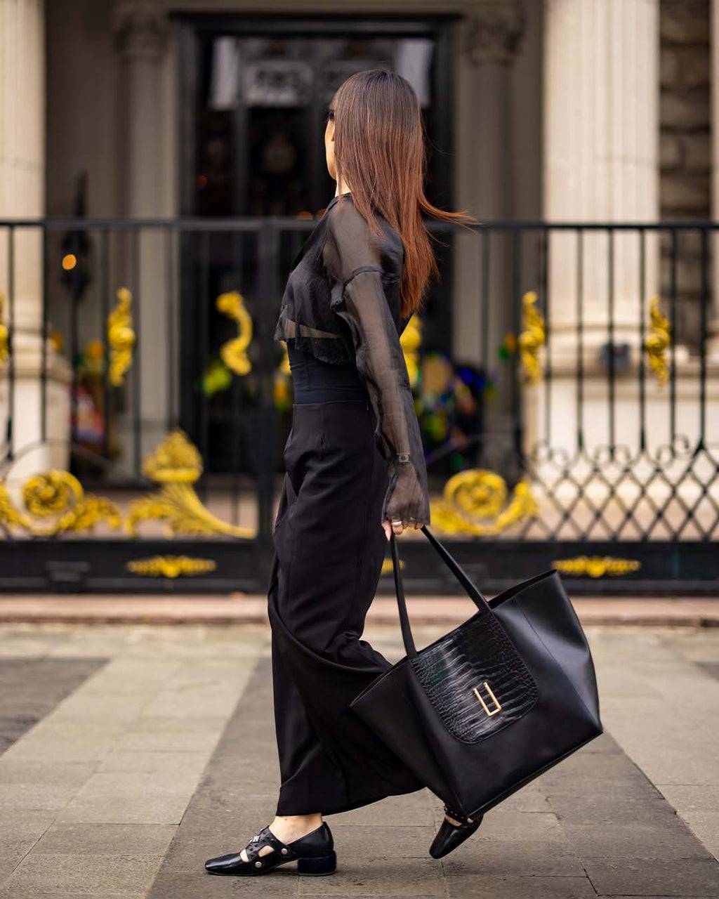 PORTRAIT 32 — BLACK