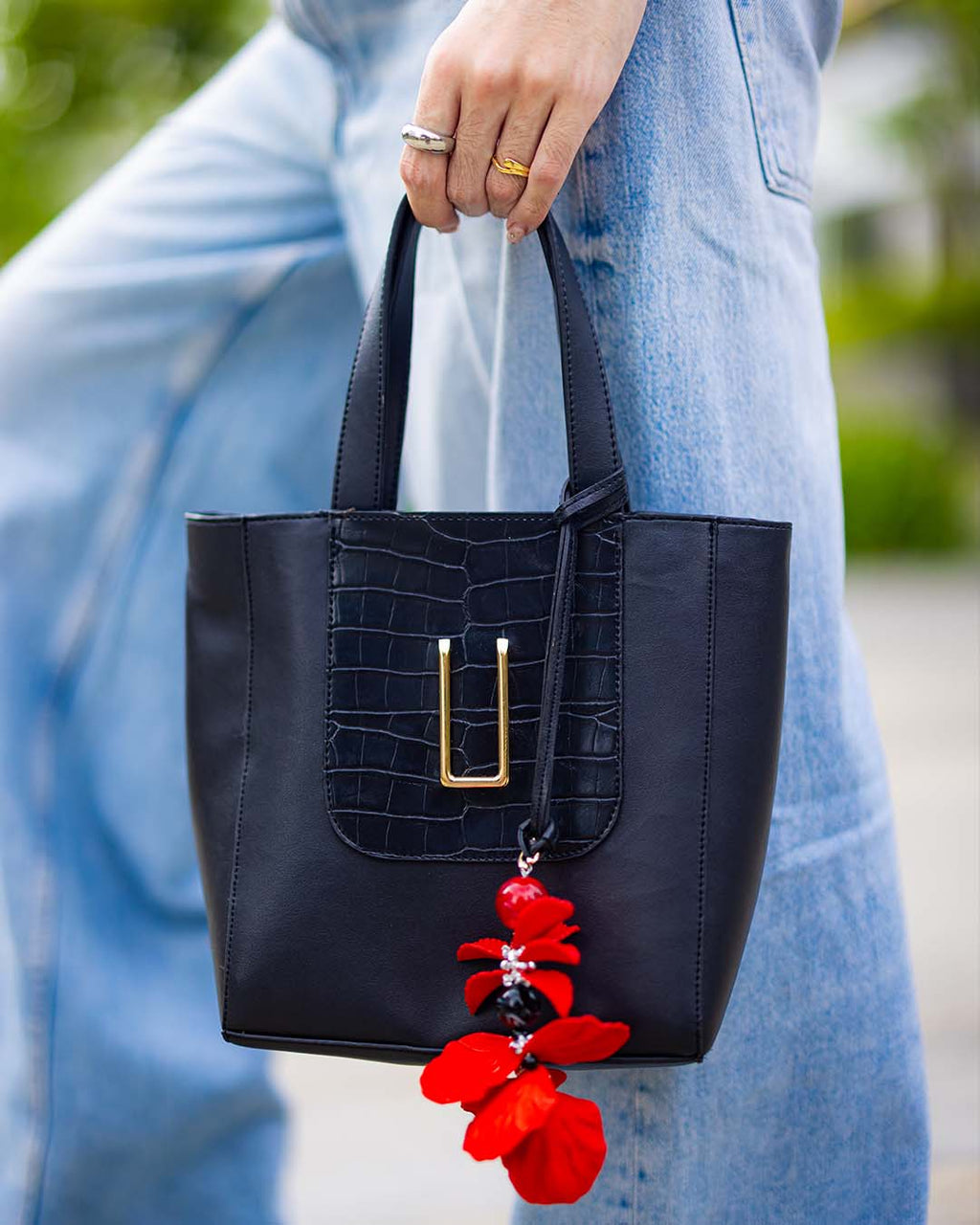 PORTRAIT 20 — BLACK