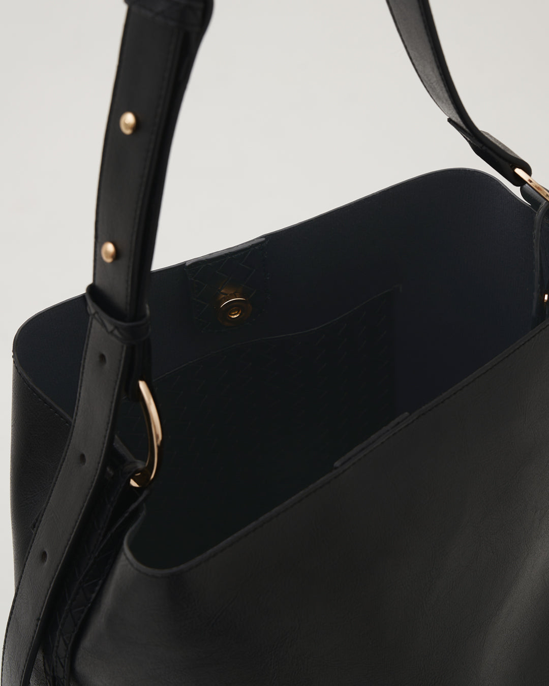 LOOP 28 — WOVEN BLACK