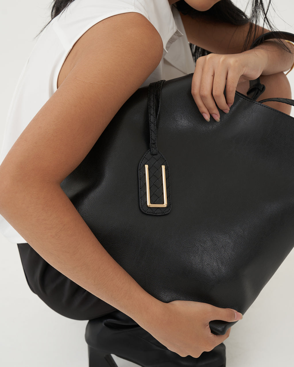 LOOP 28 — WOVEN BLACK