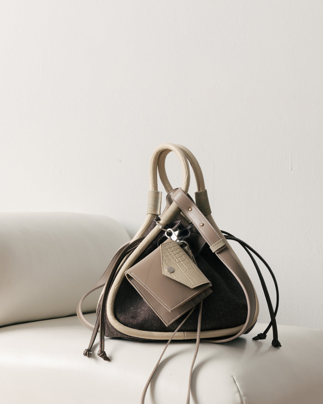 LANYARD WALLET — PEARL TAUPE