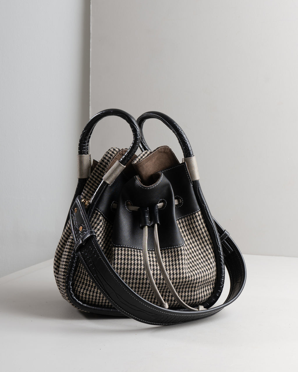 BENTO DRAWSTRING — CHROME BLACK