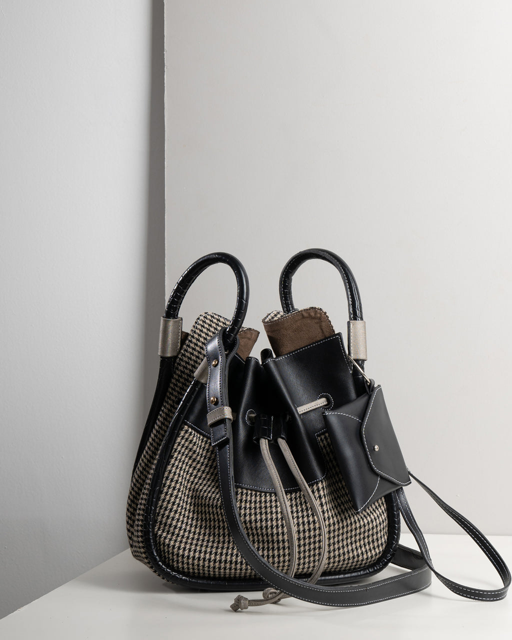 BENTO DRAWSTRING — CHROME BLACK