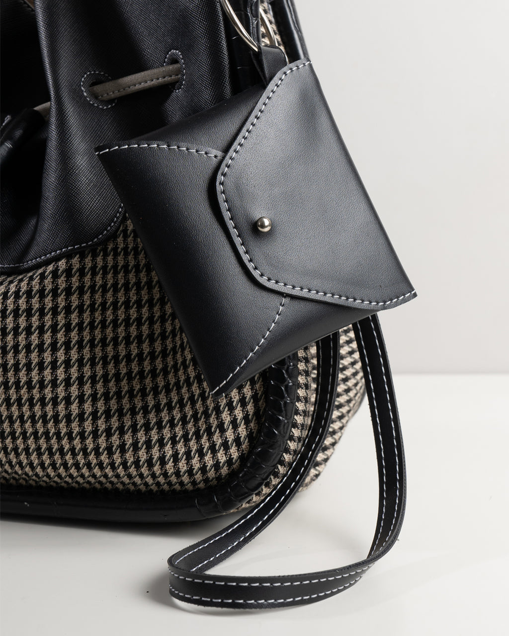 BENTO DRAWSTRING — CHROME BLACK