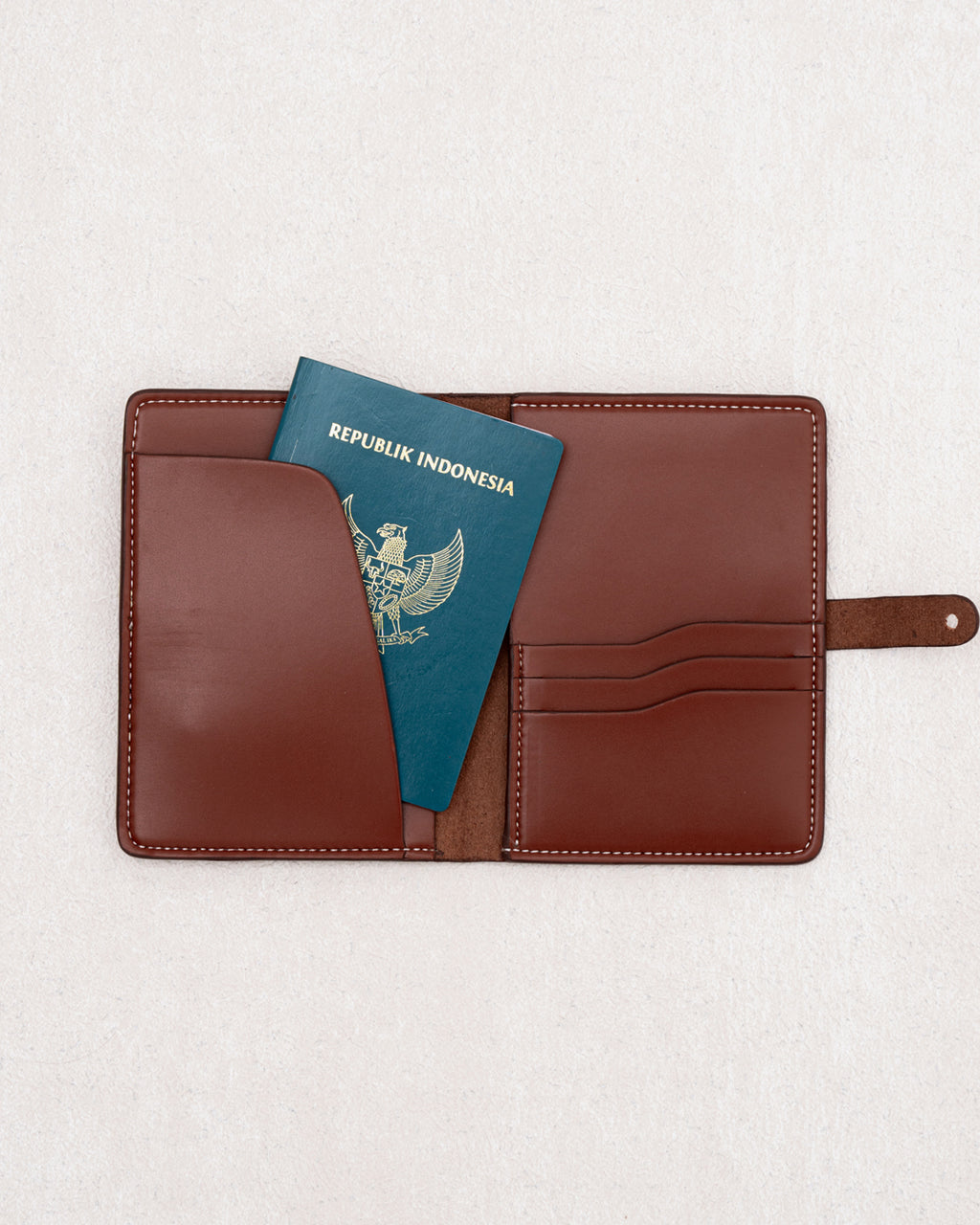 PASSPORT WALLET — TAN