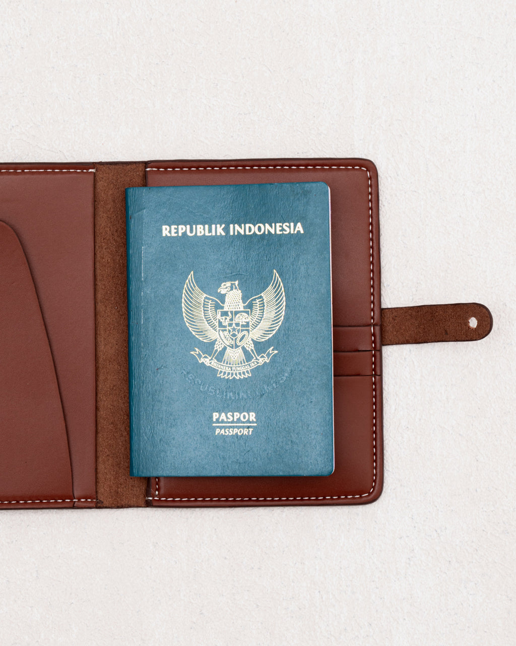 PASSPORT WALLET — TAN